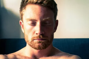 Comment bien dormir après une greffe de cheveux Clinique Rivoli Massena 1
